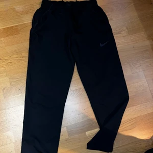 Nike dri fit byxor - Nike byxor ”loose fit” bara testade på 1 gång, säljer då dom var för stora. Nypris 550