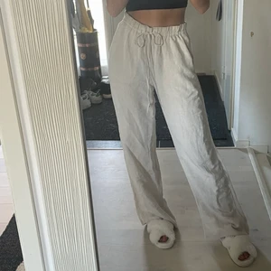 Linnebyxor - Intressekoll på de populära linnebyxorna från hm i storlek S. Aldrig använda, prislapp kvar. Säljer vid bra bud💕💕 Högsta bud: 500kr