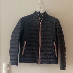 Moncler Jacka Daniel  - Grym jacka från Moncler, storlek 2 som motsvarar S/M.  Allt tillkommer, såsom kvitto, galje, tags   Inte en ända repa, väldigt fint skick   