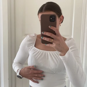 Tröja - Super fin vit tröja med detaljer vid brösten och axlarna. Använd fåtal gånger, så väldigt fint skick! Kommer från Gina tricot. Köpare står för frakt, på 45/66 kr beroende på om jag får ner tröjan i den lilla påsen!🤍