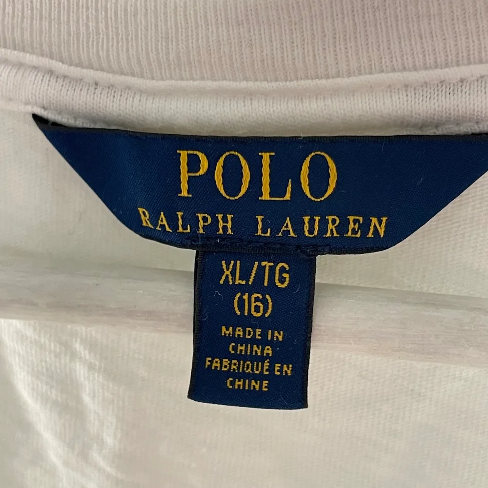 Vit polo Ralph lauren t-shirt med tryck🤍, använd max 1 gång, inget slitage. T-shirts.