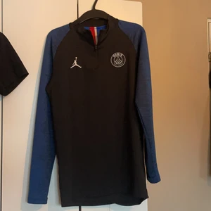 Jordan PSG - Psg uppvärmnings tröja, bra skick 9/10, endast använd 2-3 gånger.