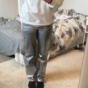 Sjukt balla silver jeans!!! Liknar de eftertraktade från Zara, de är i storlek 36 högmidjade men skulle tipsa typ 34 eller 32 om man vill ha de lägre i midjan!! Skriv om det är fler frågor!❤️PAXADE JUST NU