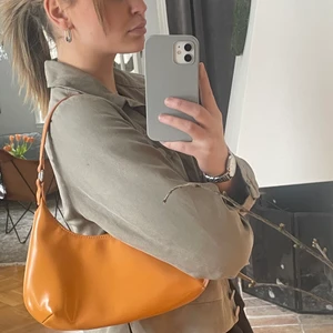 Orange axelväska🧡 - Rätt så oanvänd väska, Så det är i fint skick.