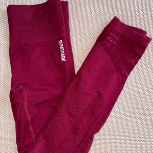 Gymshark energy + seamless M - Ett par vinröda tights från gymshark. Supersköna med bra passform och är i mycket gott skick. True to size!