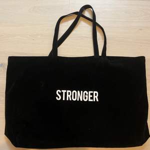 Super fin stronger väska i sammet jätte fin som gympa väska💖 80kr + frakt