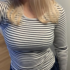 Randig tröja - En tight randig tröja som är ifrån hm 💗🫶🏻