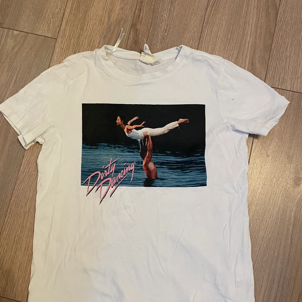 En jätte fin dirty dancing t shirt från hm som jag inte tror säljs längre i storlek S. Kommer inte ihåg orginal priset men jag säljer den för 75kr. Kontakta gärna mig om ni är intresserade🥰. T-shirts.