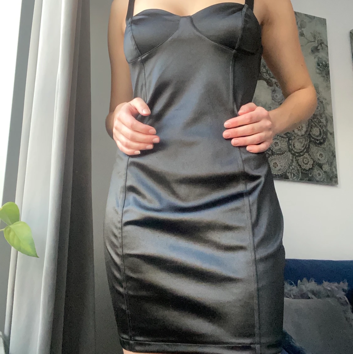 Svart sidenklänning med kupor 