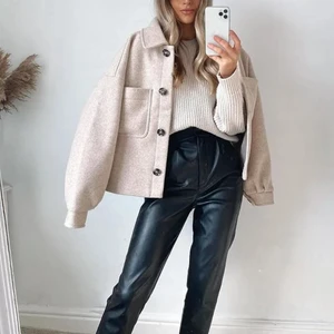 Beige kort jacka i ullblandning | NA-KD - OBS lånad bild (den första). Kort superfin jacka från NA-KD i ullblandning.. Normal slitage/sparsamt använd. Nypris 879kr. Storlek 36. Färg: beige 