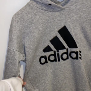 Adidas hoodie  - Grå adidas hoodie med luva