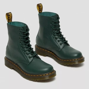 Dr Martens kängor, oanvända. - Helt nya gröna Dr Martens i kartong. Vi har köpt 2 par som vi skulle ha till ett projekt som inte blev av, därför finns det i både strl 37 och. Kvitto kan självklart uppvisas🙂 Finns i Solna, men kan mötas upp i hela storStockholm. 