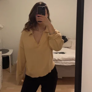 Finstickad tröja  - Gul/ beige stickad tröja med krage. Väldig mjukt material. Använd 2 ggr. Lite mer boxning i modellen. Köpt för 399kr 