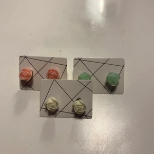 3 par örhängen - 3 par ros örhängen. I grön, rosa och vit. Aldrig använda! 