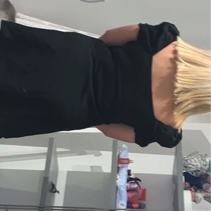 E fin svart sommar klänning  - Här har en svart fin sommar klänning, finns en draKedja vid sidan som man drar upp, använda 1 gång, har tröttnat på klänningar 