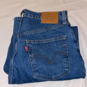 Levis jeans storlek 28 - Säljer dessa Jean för människor som har mer mot de korta benen. Jätte fina på och hann bara använda de 2-3 ggr innan jag växte ur de. Inköpa förra året för 1000 men är villig att gå ner till 300kr. Pris kan dock diskuteras vid snabb affär. 