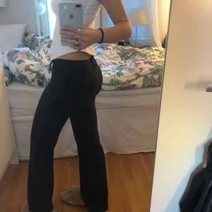 Lågmidjade kostymbyxor - Trendiga lågmidjade kostymbyxor! Det är spegeln som är smutsig, inte byxorna!!! Väldigt fina och i bra material🌟 De säljs endast då de är för små för mig…😞