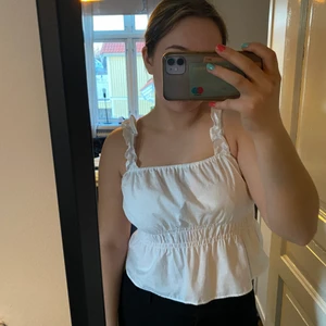 Linne💗 - Säljer detta superfina linne från HM. Det sitter åt i midjan och går ungefär till min navel. Det är storlek S, passar även mig som är en M oftast. ❤️ Köparen står för frakten🤗