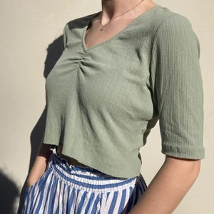 Croppad mintgröna tröja - Mintgröna tröja från Carin Wester❤️ har croppat den lite. Storlek M. Fri frakt 🚚 