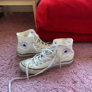 Converse - Säljer dessa Corverse nu pga för jag inte använder dem längre. Använd va 5 gånger bara så väldigt bra skick 💗