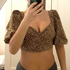 Blommig Boho Topp - Plagget är i nytt skick då den aldrig kommit till användning, eftersom den sitter väldigt tajt tyvärr. 