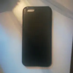 Säljer en svart iPhone skal som passar till iPhone 6s. Köparen betalar för frakten 5kr