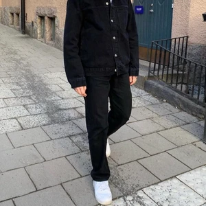 Svarta weekday jeans  - Använder de aldrig mer!