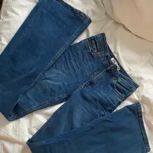 skit snygga mörkblå jeans från zara, midwaist/höga, super långa i benen!<33 stl 34 så passar xs/s