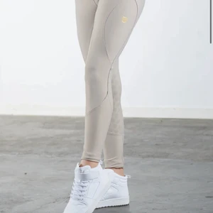 Ridbyxor - Maya Delorez ridbyxor i färgen beige. Modell: Adrienne Performance Breeches storlek:xxs✨ Bra skick knappt använda, bara lite märke efter handskarna vid mobilfickan. Hör av er om ni har frågor☺️Kan mötas vid tc/slussen eller skickas mot spårbart! obs ligger ute på flera ställe. NYPRIS 1199kr säljes för 700kr (ej prutbart)
