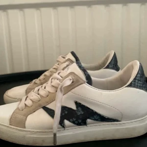 Zadig Skor - Jättesnygga och äkta skor från Zadig & Voltaire som jag köpte här på plick. Måste tyvärr sälja de då det var för stora för mig. Sulan är lite smutsig, men verkligen inget man tänker på, så i bra skick💕 Säljer för 1000 för jag bara vill få bort de snabbt, så pris kan diskuteras vid snabb affär🥰🥰