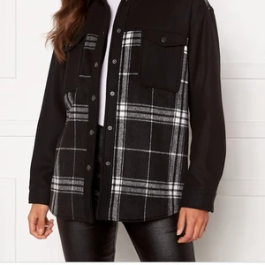 Svart jacka  - Hej! Säljer denna svarta rutiga jacka från Moa Mattsons senaste kollektion med bubbleroom. Den är perfekt till våren då den är lite tunnare 🌸 Stolek S (36), nypris var 999kr den är i fint men använt skick! Frakt tillkommer på priset