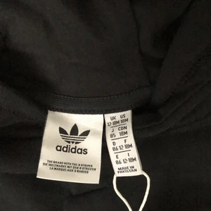 Adidas dress barn - Svart Adidas hoodie och byxor för barn, oanvänd med lapparna kvar. Säljes pga jag redan hade en likadan.