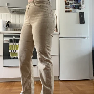 Beiga manchester byxor - Mjuka manchester byxor från weekday. Väldigt bra passform och mjuka. Kan möta upp eller leverans (frakt ingår inte)