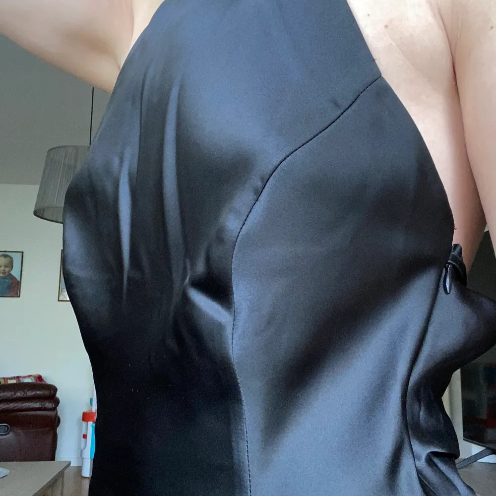 En svart lång klänning från Hanna Schönbergs kollektion som är helt oanvänd med lappen kvar. . Klänningar.