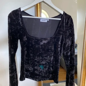 Svart tröja i sammet🖤 - Säljer den här tröjan från Weekday i strök S. Använd men fortfarande i fint skick. Bara skriva vid frågor. 💕💕