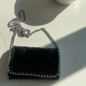 tiamo väska  - Fin liten väska som inte kommer till andvändning, knappt använd. Fraktar eller möts upp i göteborg. ❤️