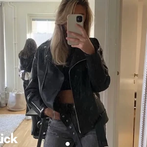 Skinnjacka från zara🤍  - Bara använd ett fåtal gånger, så den är i super bra skick! Skriv för fler bilder och frågor🤍 storlek s, första bilden är lånad!