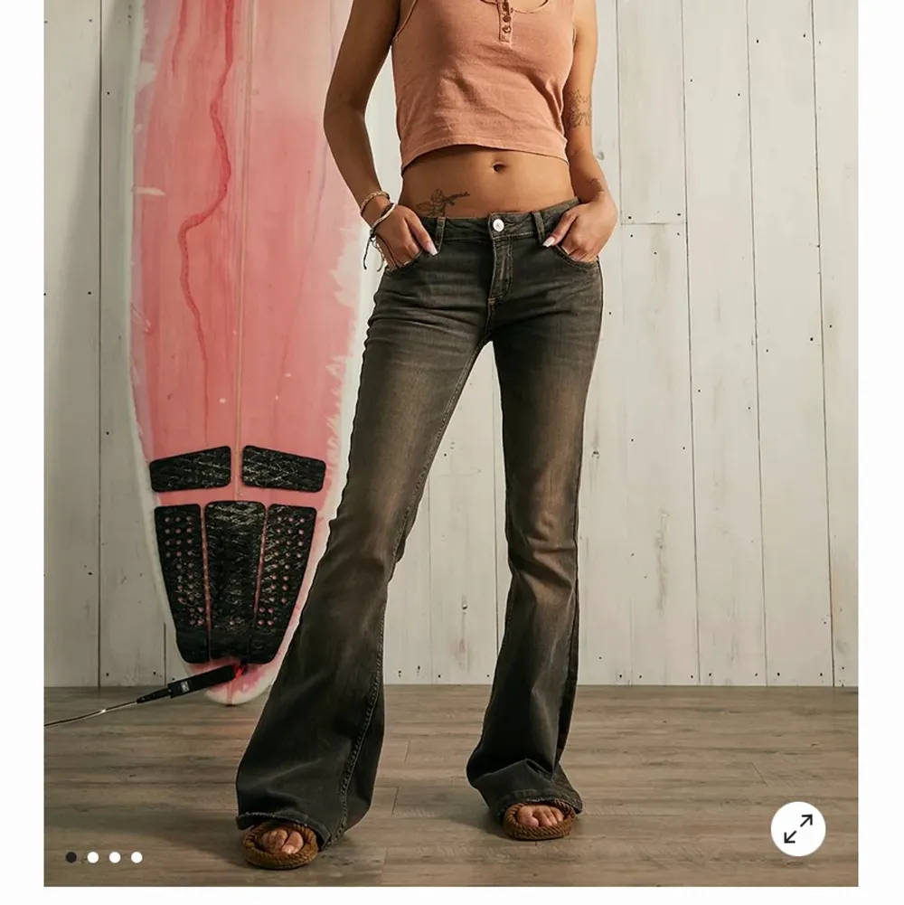 Intressekoll på dessa lågmidjade och slutsålda jeans från Urban outfitters. Nypris tror jag var runt 800. Passar mig som är ca 1,65.😊😊😇🥰. Jeans & Byxor.