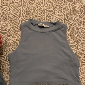 Croptopp  - Super fin croptopp till sommaren är använd men utan några fläckar,hål mm. Anpassnings bar och är väldigt stretchig!😃 Frakt ligger på 13kr och skickar självklart postbevis på paketet!😃