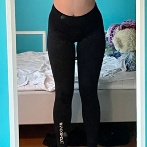 Träningsbyxor i strl S - Svarta träningsbyxor med militär-detaljer. Storlek S! Vet inte riktigt var jag köpte dom men dom är iallafall jättefina och sköna att träna i! Kan betalas med swisch, delar på frakten! 