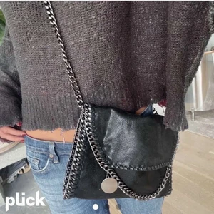 Stella McCartney liknande väska - Lånade bilder! Säljer denna superfina Stella McCartney liknande väskan, knappt använd, bra skick. Kontakta provat för fler bilder eller frågor💞 köp direkt för 300+frakt