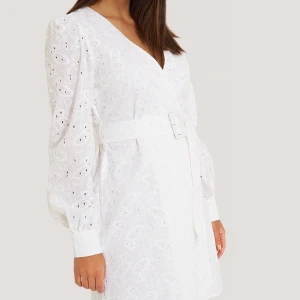 Anglaise overlap dress - Säljer denna fantastiska klänning som jag själv hade på studenten för några år sedan och har sen dess hängt i garderoben! Dvs använd enstaka gång🤩