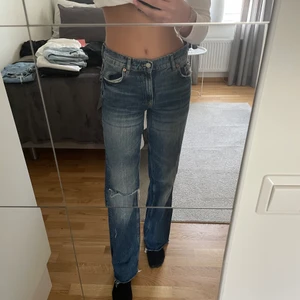 Zara jeans - Blåa jeans från zara med låg midja och långa ben, även ett hål på ena knät. Modellen heter ”Jeans ZW premium 90’s full length” och dom är använda få gånger. Nypris är ca 400kr. Passar mig som är 172 cm lång!