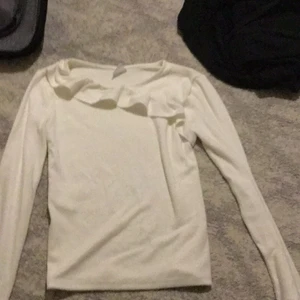 Vit långärmad volang tröja⚡️ - En super fin tröja från Zara som endast är använd 1 gång💙den är från barnsidan och är i storlek 164 men passar mig jättebra som har xs/s🥰skriv för fler bilder eller frågor😻