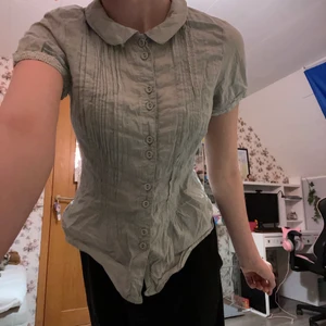 gullig skjorta  - en gullig skjorta med broderi och snören på ärmarna, jag har inte haft på mig den på väldigt länge och känner inte att jag behöver den : )