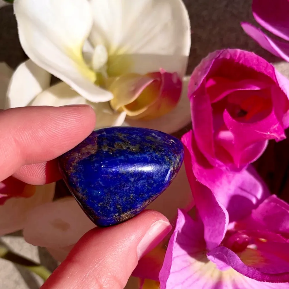 Kristall: Lapis lazuli 🌸 se mer om kristallens egenskaper på bild 2 💕. Övrigt.