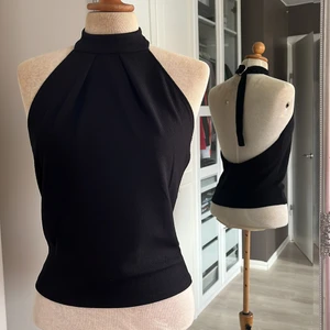 ZARA BLACK TOP - En top från zara, knappt använd ✨ storlek M men passar mig som är S 