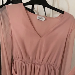 Klänning från NAKD - Supersöt klänning från NAKD! Den är använd en gång och det är midsomma 2020! Annars oanvänd 