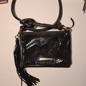 Black crossbody bag - Liten svart läderväska i två delar som även går att separera, trasig på ett ställe, passar som axelväska eller crossbody