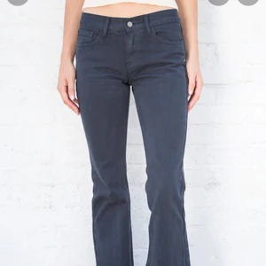 svarta lågmidjade Brielle 90s jeans  - Funderar på att sälja mina lågmidjade Brielle 90s jeans från brandy melville. Köpa här på plick (alla bilder är lånade) skriv privat för fler bilder. De är i storlek S, som en 36a och är bra i längden (lite åt det längre hållet) på mig som är 168 cm. 🥰❤️